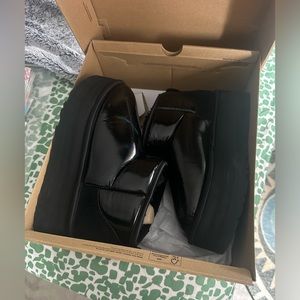 UGG Platform Hi Shine mini (sold out in many stores or waitlist)